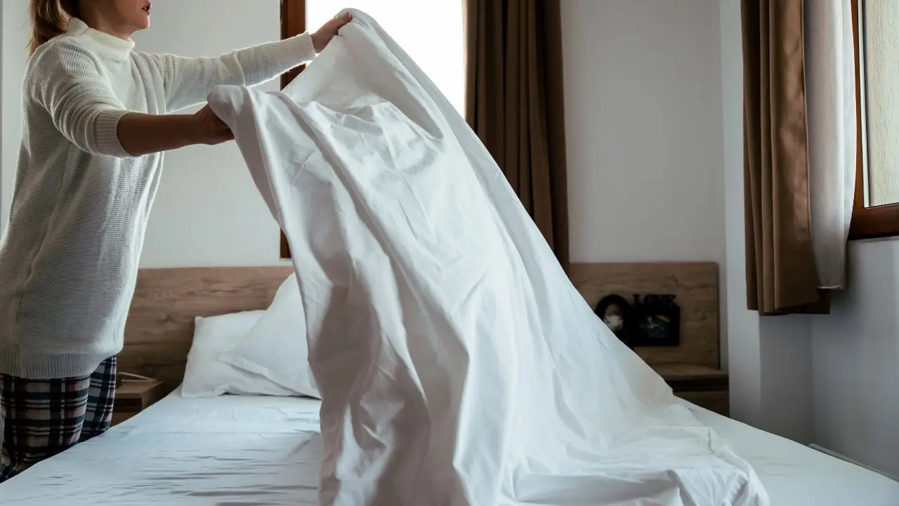 Non cambi le lenzuola abbastanza spesso: ecco ogni quanto dovresti farlo per evitare germi