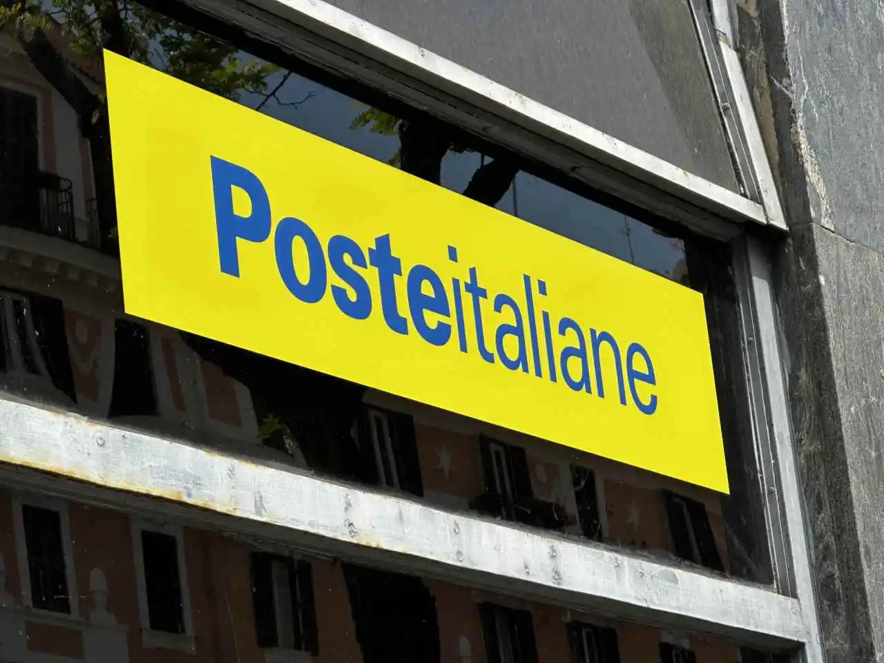 Hai un conto alla posta? Ecco la verità su costi, funzionalità e differenze con le banche