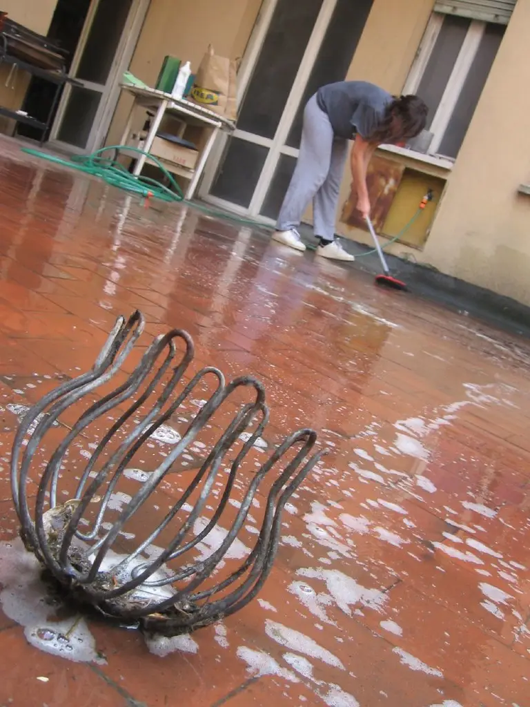 Pulire davanti casa è obbligatorio? Ecco cosa rischi se non lo fai