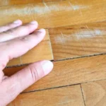 Come si fa a pulire il parquet senza rovinarlo? Il detergente fai-da-te che lo nutre e lo protegge