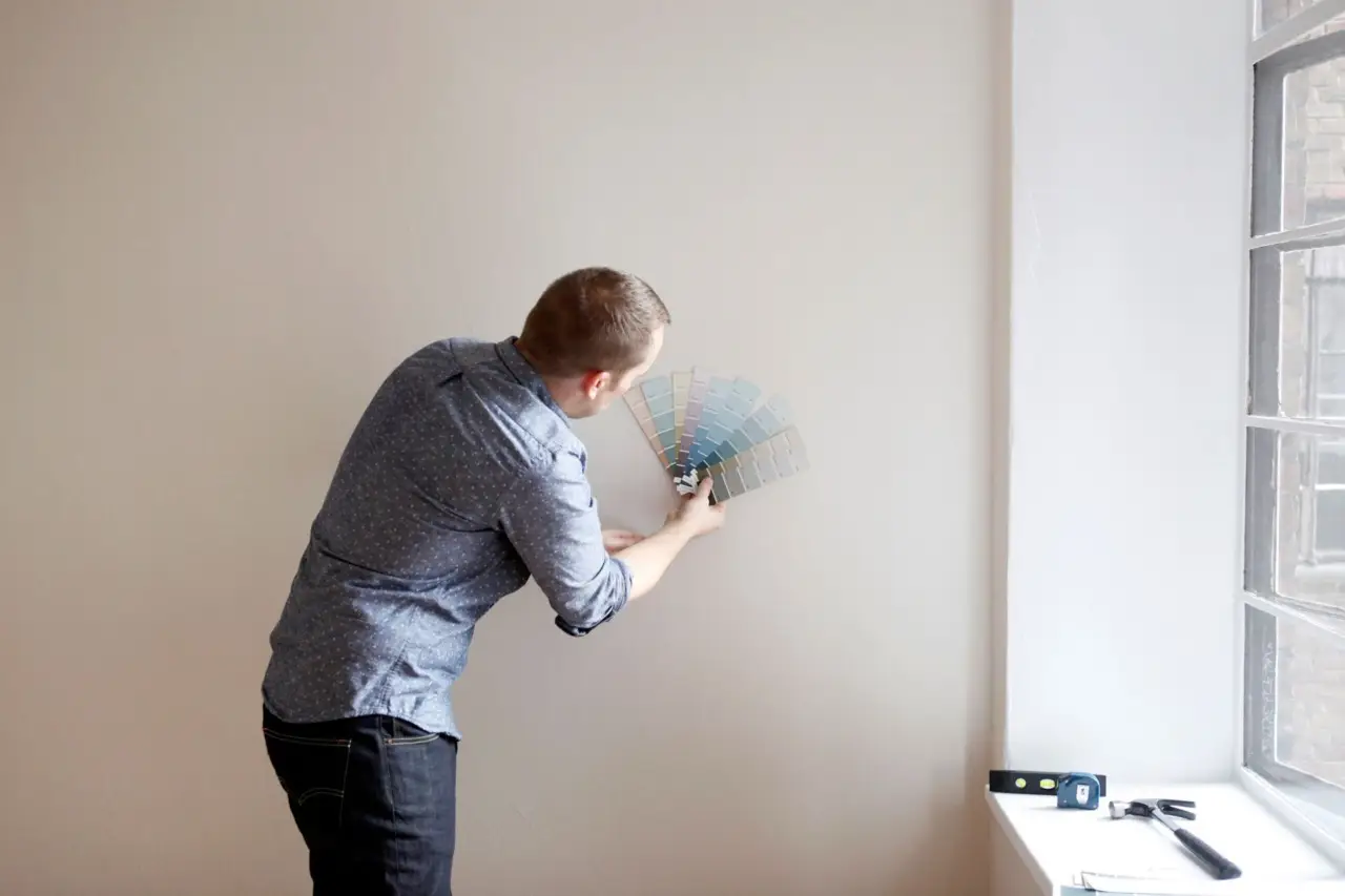 Come si fa a scegliere la giusta tonalità di bianco per le pareti? La guida a bianco caldo e freddo