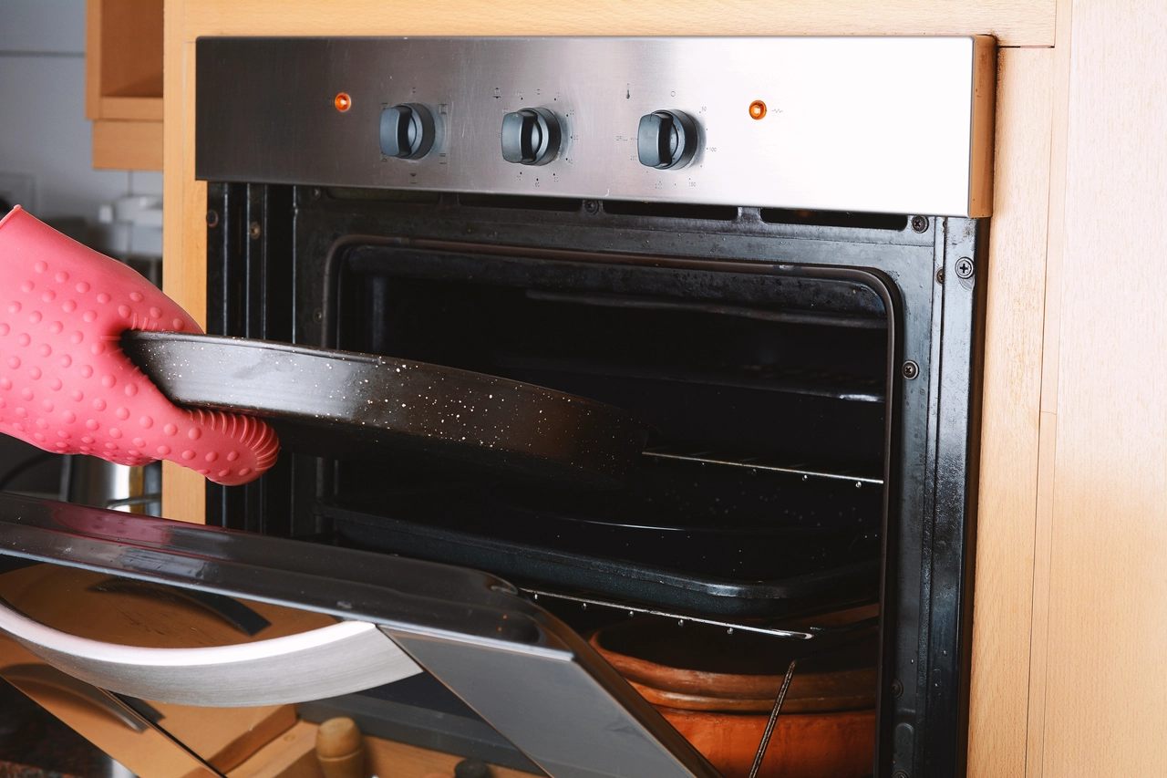 Come curare una scottatura da forno in cucina? Il primo soccorso per evitare vesciche